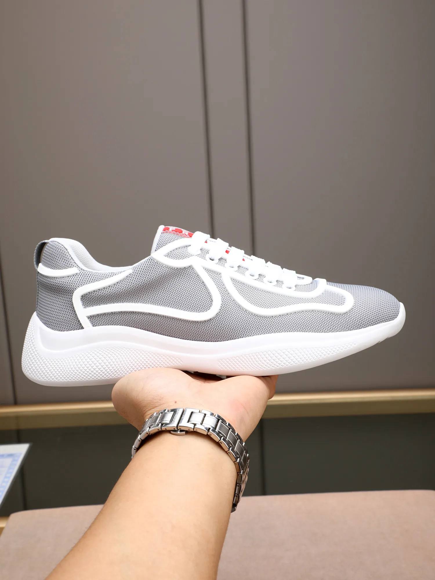 Men's shoes 💰400 PRADA/Prada men's lace-up casual sports shoes, the upper is made of imported rubber and breathable mesh. It is soft, comfortable and breathable. The tongue is decorated with the PRADA brand letter logo. The thick rubber sole echoes the red label tongue. The style is fashionable and elegant. The details are carefully crafted. A casual sports shoe with a super western style and excellent breathability!  Size: 38-44 (45 46 customized)